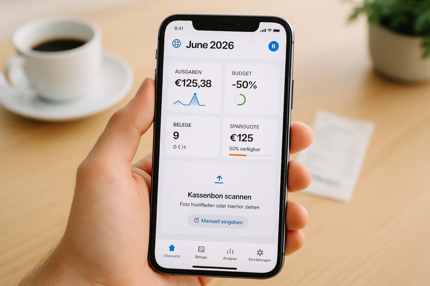 CashFlow AI — die Finanz-App in der Hand, am Schreibtisch mit Kaffee und Kassenbon